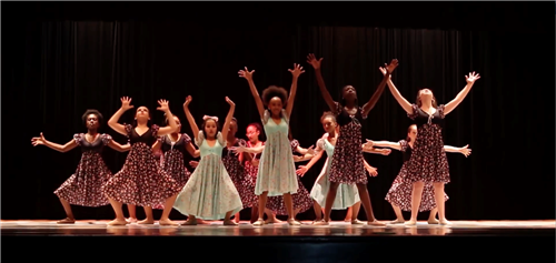 Modern dance performance 